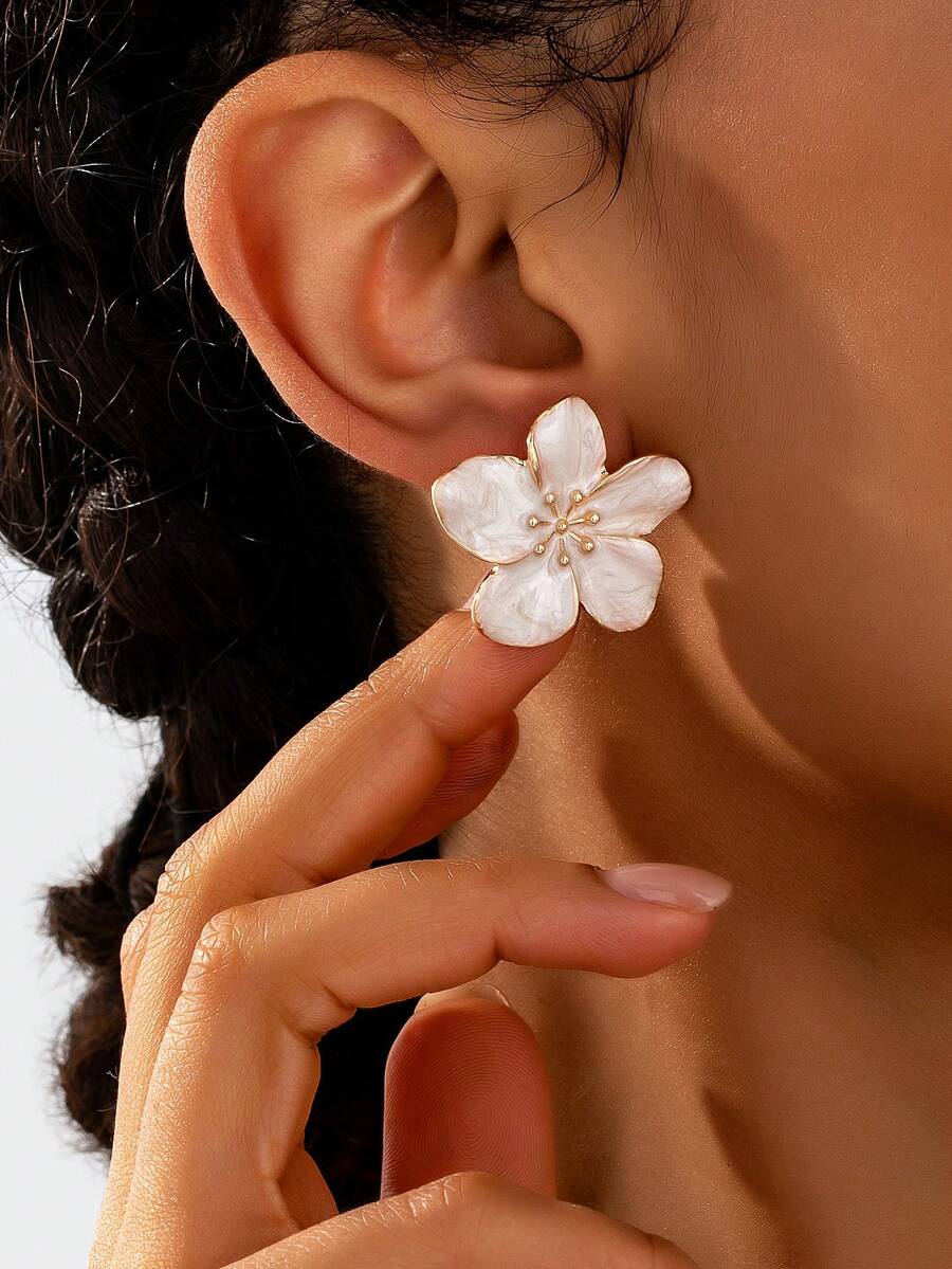 一对复古法式夸张花卉设计耳环，适合日常佩戴