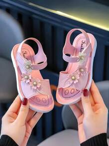 Sandalias de tacón abierto 2024 nuevas, suela blanda, estilo princesa para niñas y bebés, casual, antideslizante, con mariposa, para estudiantes, de moda, lindas, para verano