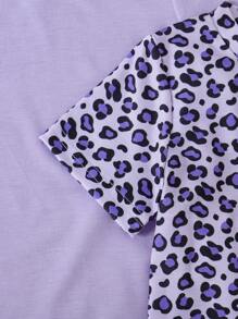Set de 3 conjuntos de niñas con top de manga corta de cuello redondo y shorts, uno con estampado de gato de dibujos animados y otro con estampado de leopardo liso