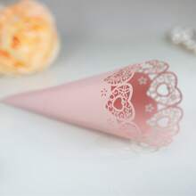 25 Stücke/Packung Laser geschnittene Hochzeitsconfetti Kegel, Rosenblumen-Rand weiße herzförmige Papiertüten für das Werfen von Reis auf Hochzeitspartys (ohne getrocknete Blumen und Basis)