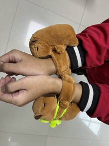 1 pieza Superventas de verano, Muñeca de peluche de Capibara linda con pulsera, Diseño creativo, Muñeca decorativa rellena de PP, Se puede usar en la muñeca, Regalo único para fiestas, Decoración para mochila, coche, bicicleta, motocicleta, cortinas del hogar, suministros para fiestas, regalo de vuelta a clases (Ligera diferencia de color, video solo como referencia)