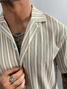 Camisa casual de vacaciones para hombres, adecuada para viajes a la playa, con textura de jacquard de punto de crochet a rayas verticales multicolor en estilo bohemio, de manga corta, para vacaciones casuales en estilo INS - Multicolor - Ver 5