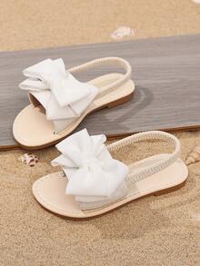 1 par de sandalias planas blancas para niñas y niños pequeños de talla grande con decoración de lazo de malla, cierre elástico de dedo cerrado, cómodas y antideslizantes, sandalias romanas de playa adorables, adecuadas para niñas de 3 a 15 años, nuevos lanzamientos de primavera/verano