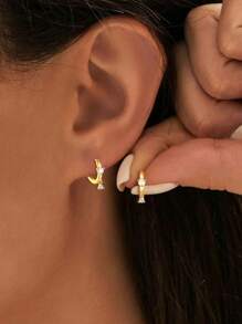 FOREVER QUEEN 1 pièce Boucle d'oreille créole en argent sterling 925 avec lune en opale et étoile, avec pendentif pour femmes et filles. Petite boucle d'oreille créole avec charm pendante pour un usage quotidien.