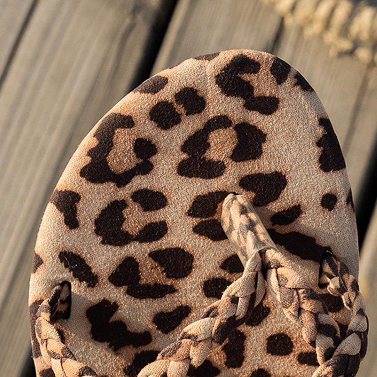 Nuevas sandalias estilo bohemio romano de estampado de leopardo con tiras tejidas para mujer, moda, sexy, playa, casual, fiesta, planas