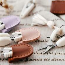 便携式迷你不锈钢剪刀套装，适合旅行和手工制作，配有保护套和流苏装饰，是剪线、布料、纸张、刺绣、编织、钩编、十字绣等的精准工具，也是不可或缺的缝纫配件。 - 彩色 - 查看 9