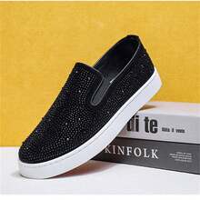 Zapatillas de hombre con decoración de remaches metálicos punk en el talón y el dedo del pie, zapatos de skate de corte bajo en bloque de color clásico negro y blanco, premium, ligeros, antideslizantes, suela blanda transpirable, adecuados para uso casual, deportes, running, escenario, fiesta, todas las estaciones (decoración aleatoria de remaches en la parte superior, franja de suela negra/blanca) - Blanco y Negro - Ver 4