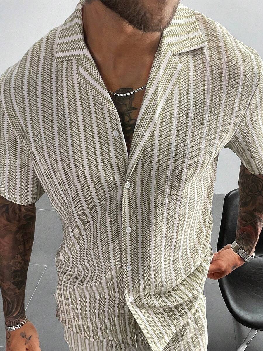 Camisa casual de vacaciones para hombres, adecuada para viajes a la playa, con textura de jacquard de punto de crochet a rayas verticales multicolor en estilo bohemio, de manga corta, para vacaciones casuales en estilo INS - Multicolor - Ver 1