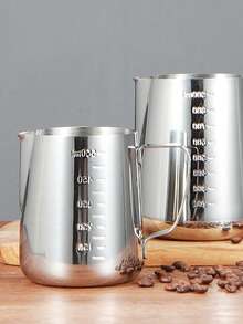 304不锈钢咖啡拉花杯 不锈钢拉花罐 奶泡杯 尖头杯 花式压花奶罐 专业拉花神器带刻度 拉花杯 奶泡杯 奶壶 卡布奇诺拿铁 拉花杯 奶茶搅拌杯 盎司杯咖啡 (1个) 适合日常居家使用 咖啡拉花初学者和老手 办公室 咖啡厅 酒店 厨房 餐厅 奶茶店等 返校季