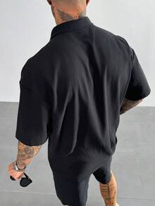 男士宽松落肩短袖衬衫，纯色，宽松版型，立领，透气舒适，适合日常休闲及度假穿着，也适合爸爸的复古黑色衬衫，情侣沙滩度假情侣装。 - 黑色 - 查看 4