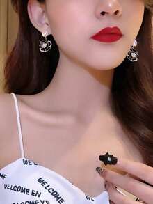 1 Đôi Hoa tai ngọc trai hoa trắng thanh lịch, Hoa tai hoa cao cấp (Ngọc trai trên nhụy hoa được làm thủ công ngẫu nhiên) - màu đen - Xem 3