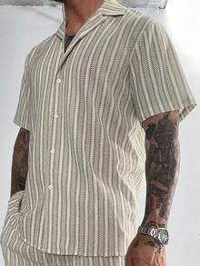 Camisa casual de vacaciones para hombres, adecuada para viajes a la playa, con textura de jacquard de punto de crochet a rayas verticales multicolor en estilo bohemio, de manga corta, para vacaciones casuales en estilo INS - Multicolor - Ver 8