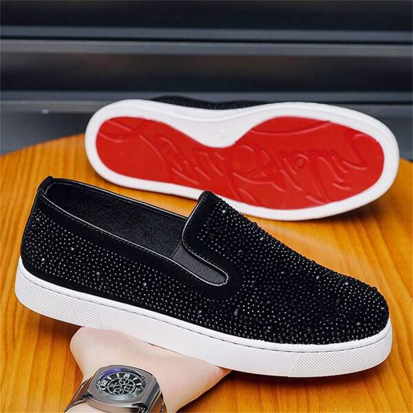 Herren Sneaker im Punk-Stil mit Metallnieten-Dekor an Vorder- und Rückseite, Metallglanz Low-Top Skateboard Schuhe, Nischen-Klassiker in Schwarz&Weiß, Blockfarbe, superfeuchtes Leder, runde Zehenpartie, leicht, rutschfest, atmungsaktiv, weiche Sohle, geeignet für Lässig, Sport, Laufen, Bühne, Party, alle Jahreszeiten (zufällig dekorierte Strass-Steine auf dem Schuhoberteil)