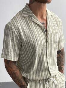 Camisa casual de vacaciones para hombres, adecuada para viajes a la playa, con textura de jacquard de punto de crochet a rayas verticales multicolor en estilo bohemio, de manga corta, para vacaciones casuales en estilo INS - Multicolor - Ver 2