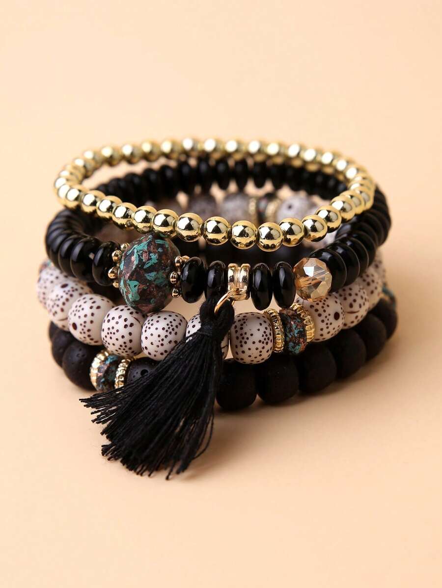 Un conjunto de cuatro brazaletes con borlas y cuentas de estilo bohemio