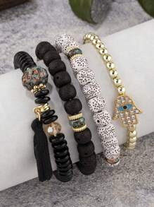 Un conjunto de cuatro brazaletes con borlas y cuentas de estilo bohemio