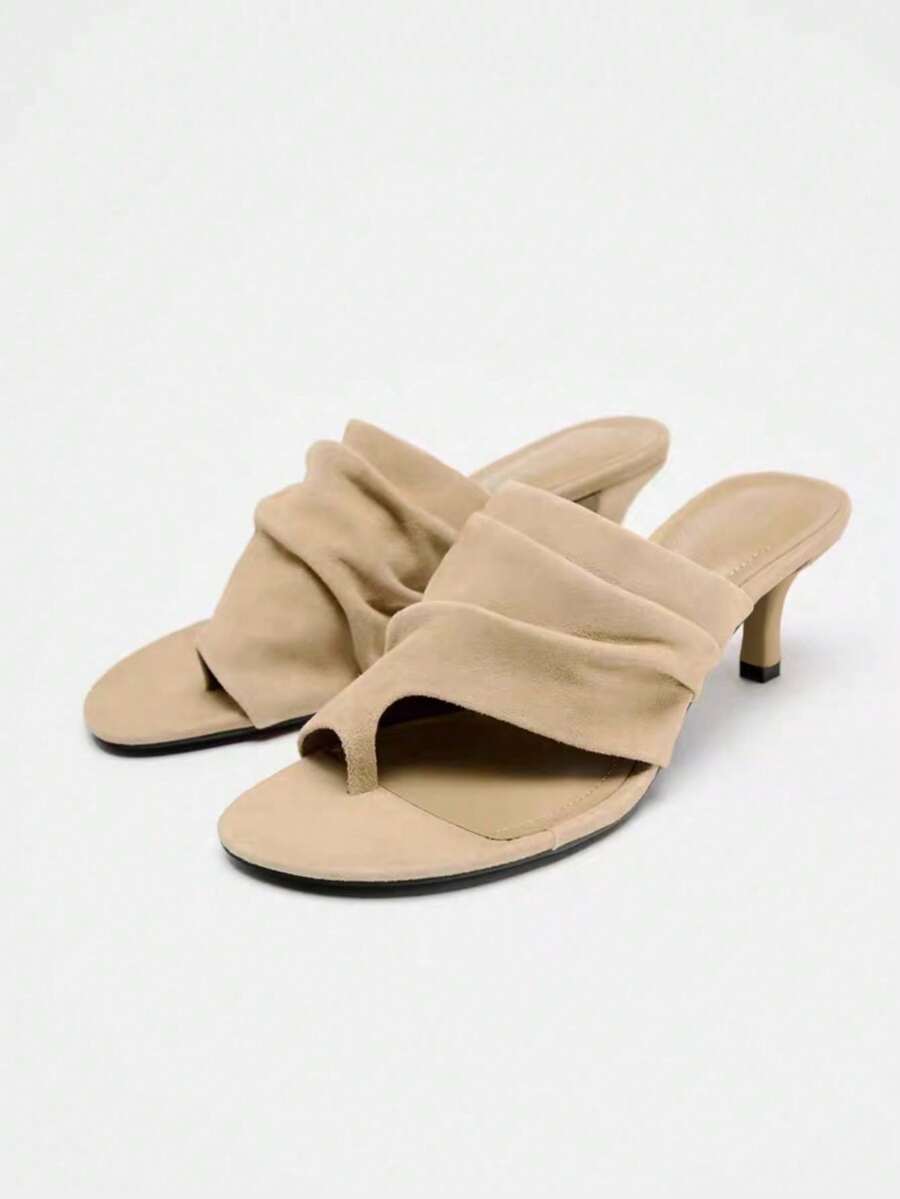 新款夏季女鞋，棕褐色绒面革圆头凉鞋，细高跟，猫跟