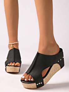 [舒适坡跟凉鞋] 舒适女士米色坡跟凉鞋 - 露趾一脚蹬穆勒鞋，带绑带和铆钉鞋底，红色、黑色或棕色休闲夏季厚底鞋 - 黑色拖鞋 - 查看 9