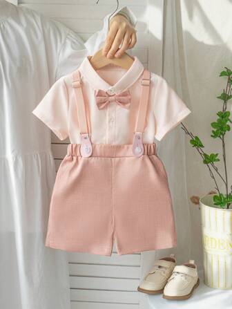 [2 szt.] 2025 Letni nowy elegancki strój dla chłopców, modna różowa koszula z kokardą i kołnierzykiem + ciemnoróżowe szorty na szelkach, odpowiednie na letnie imprezy, na zewnątrz, na co dzień