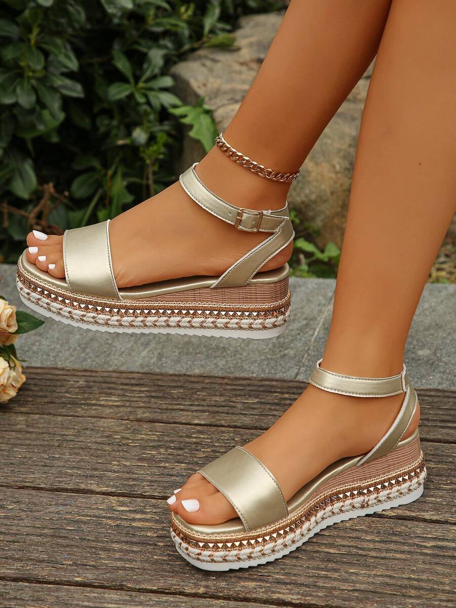 Giày sandal nữ đính đinh tán, quai ngang mắt cá chân, khóa cài, kiểu dáng thanh lịch nghỉ dưỡng, đế xuồng cao gót màu vàng, phù hợp với trang phục xuân hè.