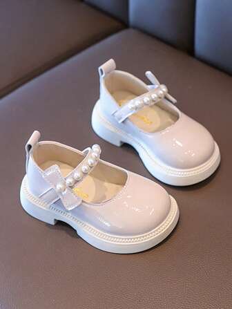 This Girls' Shoes Are Made Of PU Material With Pearl Decoration, Featuring Non-Slip And Wear-Resistant Soles. The Round-Toe Design With Hook And Loop Strap Closure Makes It Suitable For Spring And Summer Wear.
