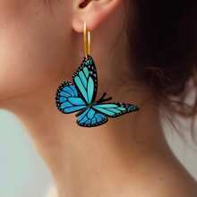 Aretes colgantes de madera con mariposa azul