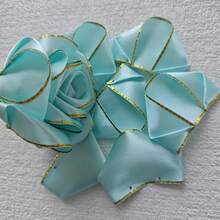 50 pezzi Kit semi-finito di petali di rosa in nastro di raso con bordo dorato, fiori eterni, materiali fai-da-te per bouquet, idea regalo artigianale per matrimoni, vacanze, compleanni, feste, lauree, decorazioni natalizie per la casa e regali di Natale