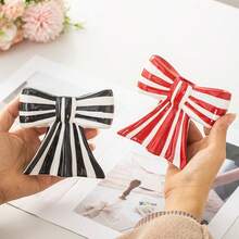 1 pieza El nuevo candelabro con lazo es de un clásico a rayas blancas y negras, un soporte para vela aromática de cerámica con lazo femenino. Es un artículo decorativo para la sala de estar y el comedor