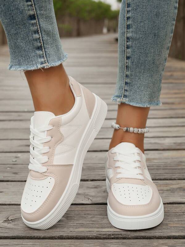 Zapatillas deportivas casuales para mujeres, diseño bicolor perforado, zapatos deportivos blancos planos, suela suave y ligera, versátiles zapatos casuales blancos