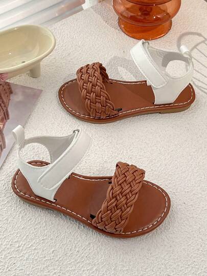 The White And Brown Woven Sandals Are Specially Designed For Girls Aged 3 To 12. The Upper Is Ingeniously Combined With White And Brown, And The Woven Elements Fully Display Nature And Fashion.