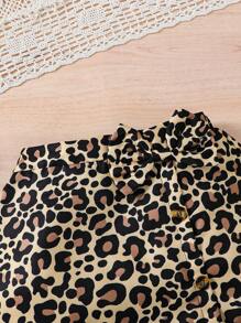 Set de 2 piezas de ropa informal de verano para niñas, camiseta de cuello redondo de manga corta con estampado de letras y leopardo, y falda asimétrica con decoración de lazo de estampado de leopardo, apropiada para uso al aire libre, en la escuela, fiestas y uso diario