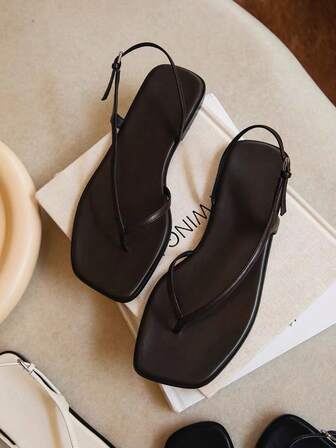 Sandalias de tacón alto estilo francés para mujer, nuevo diseño de verano, sandalias de tacón de aguja con tira de cuero en el dedo del pie y correa para el tobillo, chanclas de tacón de gatito [Este estilo es ligeramente grande, consulte la tabla de tallas al comprar]