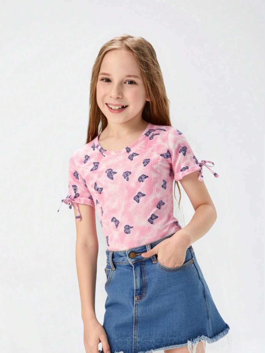 Blusa Infantil de Punto Canalé – Estilo Casual con Estampado Tie-Dye Multicolor y Mariposas Rosadas, Manga Corta con Detalles Coquetos