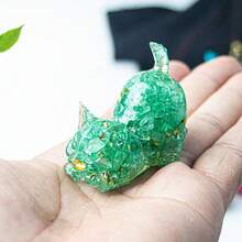1 件天然水晶雕刻疗愈猫饰品，适合家居装饰水晶礼物或作为口袋装饰的疗愈冥想石，可爱的猫饰品，带有水晶碎石滴胶和上翘尾巴，办公室、家居、客厅的桌面装饰饰品，动物装饰饰品，树脂包裹的天然宝石，尾巴上翘的猫饰品，石头和树脂材料 - 彩色 - 查看 5