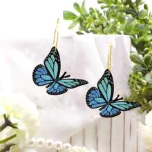 Aretes colgantes de madera con mariposa azul
