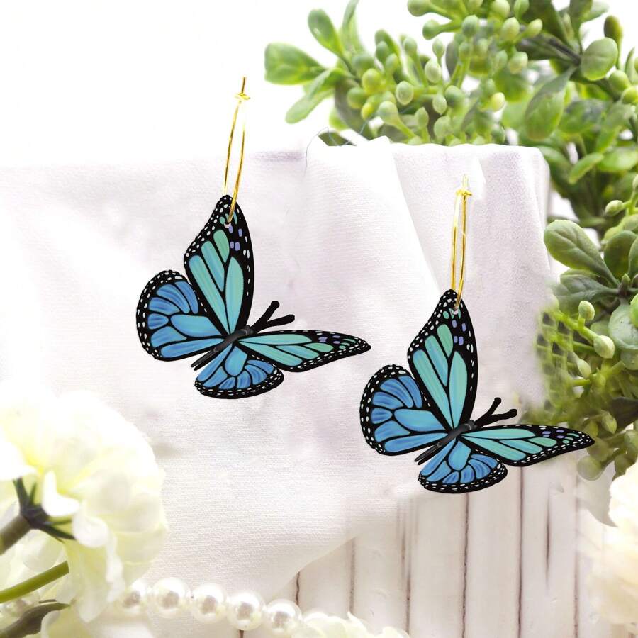 Aretes colgantes de madera con mariposa azul