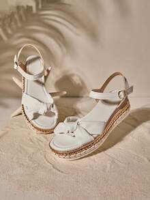 Tropiscape Giày sandal đế xuồng hở mũi quai ngang đính đinh tán dành cho nữ, giày cao gót đế dày kiểu dáng nghỉ dưỡng thanh lịch màu trắng, thích hợp cho kỳ nghỉ, thư giãn, đi biển, mùa thu đông, phong cách cottagecore, trang phục mùa hè. - trắng - Xem 2