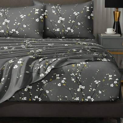 Bộ ga trải giường 4 món họa tiết hoa mai xám, chất liệu microfiber mềm mại, dễ giặt ủi, gồm 1 vỏ chăn + 1 ga trải giường + 2 vỏ gối, phù hợp với giường cỡ King, Queen, Full và Twin.