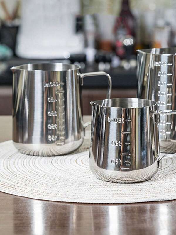 Taza de café para arte con leche de acero inoxidable 304, lata de arte con leche de acero inoxidable, taza para espuma de leche, taza con punta, lata de leche con estampado elegante, accesorio profesional para arte con leche con escala, taza para arte con leche, taza para espuma de leche, jarra de leche, taza para capuchino latte, taza para mezclar té con leche, taza onza de café (1 pieza) apta para uso doméstico diario, principiantes y veteranos del arte con leche de café, oficinas, cafés, hoteles, cocinas, restaurantes, tiendas de té con leche, etc. Vuelta al colegio