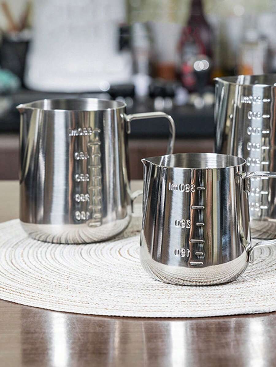 304不锈钢咖啡拉花杯 不锈钢拉花罐 奶泡杯 尖头杯 花式压花奶罐 专业拉花神器带刻度 拉花杯 奶泡杯 奶壶 卡布奇诺拿铁 拉花杯 奶茶搅拌杯 盎司杯咖啡 (1个) 适合日常居家使用 咖啡拉花初学者和老手 办公室 咖啡厅 酒店 厨房 餐厅 奶茶店等 返校季