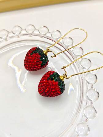1 对可爱百搭的水钻草莓、苹果、樱桃形耳环，水果吊坠饰品，适合日常佩戴，是送给朋友的精美礼物