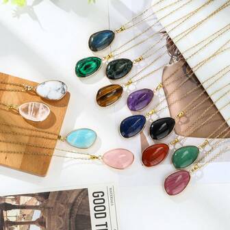 Un collier pendentif avec un pendentif de forme ovale et d'œuf, bordé de pierres de cristal, dans un style unisexe, convenant comme cadeau de fête, 1 pièce.