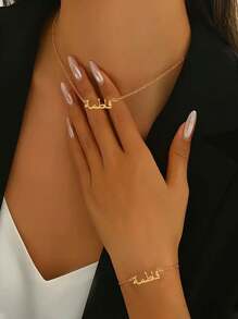Ensemble de collier et bracelet personnalisé en acier inoxydable avec lettre - bijoux personnalisés avec prénom, convient pour l'anniversaire, la cérémonie de remise des diplômes et la fête rock, ensemble de 2 bijoux pour femmes, simple pendentif en lettre arabe dorée avec collier et bracelet, meilleur cadeau pour les amis lors d'occasions spéciales, cadeau pour la fête des mères