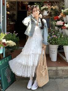 白色细肩带连衣裙，度假风格分层荷叶边下摆连衣裙