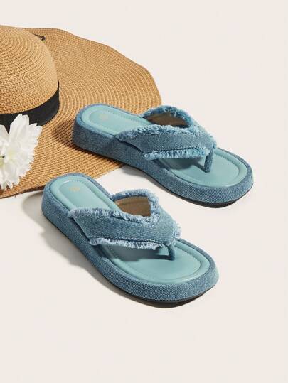 Infradito in tela di jeans chiaro lavato con fascia morbida e antiscivolo, nuovi ciabattini con suola spessa alla moda, comodi e versatili per uso interno/esterno, adatti per tutte le stagioni. (Nota: l'area delle dita dei piedi delle scarpe nuove potrebbe essere un po' rigida, si consiglia di indossarle a casa per qualche volta per ammorbidirle prima di indossarle all'esterno per ridurre l'attrito)