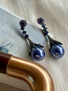 1 对优雅复古法式宫廷风泪滴珍珠耳环，轻盈奢华，长款设计，修饰脸型，适合日常和通勤佩戴