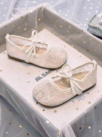 1 双女童芭蕾平底鞋，适合芭蕾舞，春夏秋三季穿着舒适，蕾丝图案和蝴蝶结设计，包头，透气面料，一脚蹬