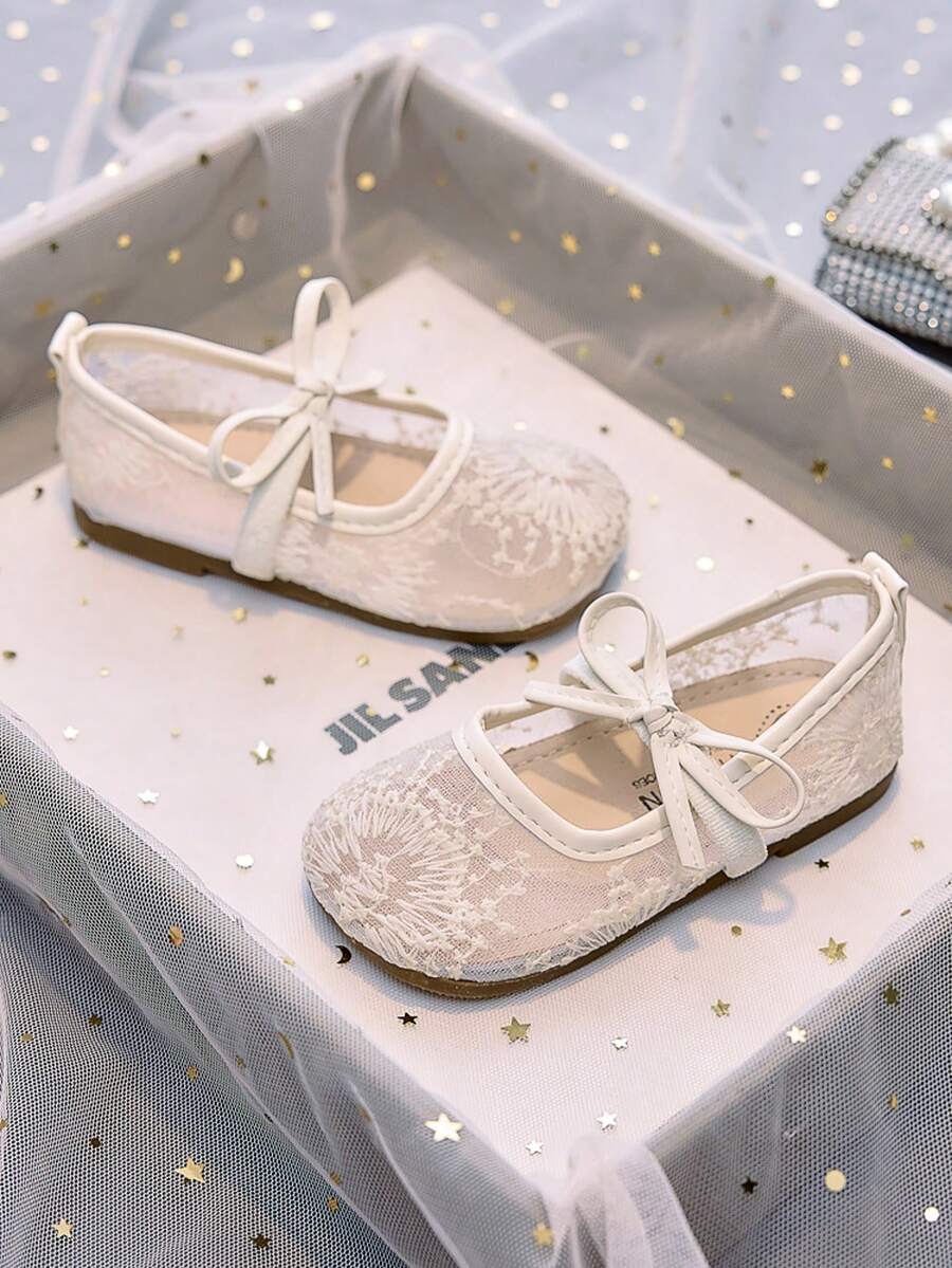 1 Pair Girls Ballet Flats, Suitable For Ballet Dancing, Comfortable To Wear In Spring, Summer And Autumn, With Lace Pattern And Bow Design, Closed Toe, Breathable Fabric, Slip-On - Beige - View 1