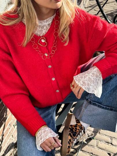 كارديجان نسائي مُحبوك بياقة مستديرة وأكمام طويلة مع تفاصيل أزرار، ناعم ومرن، أنيق وعصري للشارع، مناسب للسفر والتنقل اليومي في فصلي الخريف والشتاء