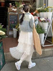 白色细肩带连衣裙，度假风格分层荷叶边下摆连衣裙